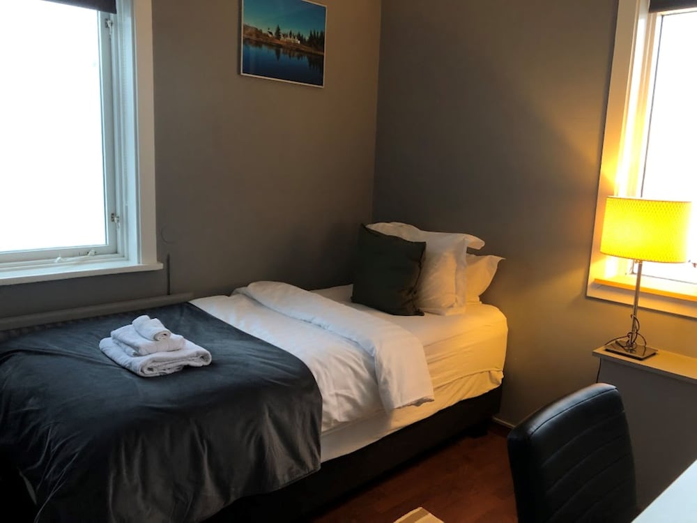 Basic Single Room, Shared Bathroom photo 1
