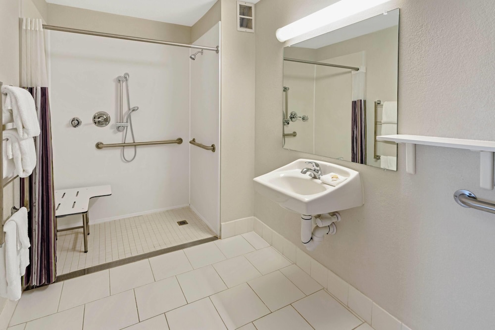 Room, 2 Double Beds, Mobility Accessible, Non Smoking (Mobility, Roll-in Shower) - Photo 4