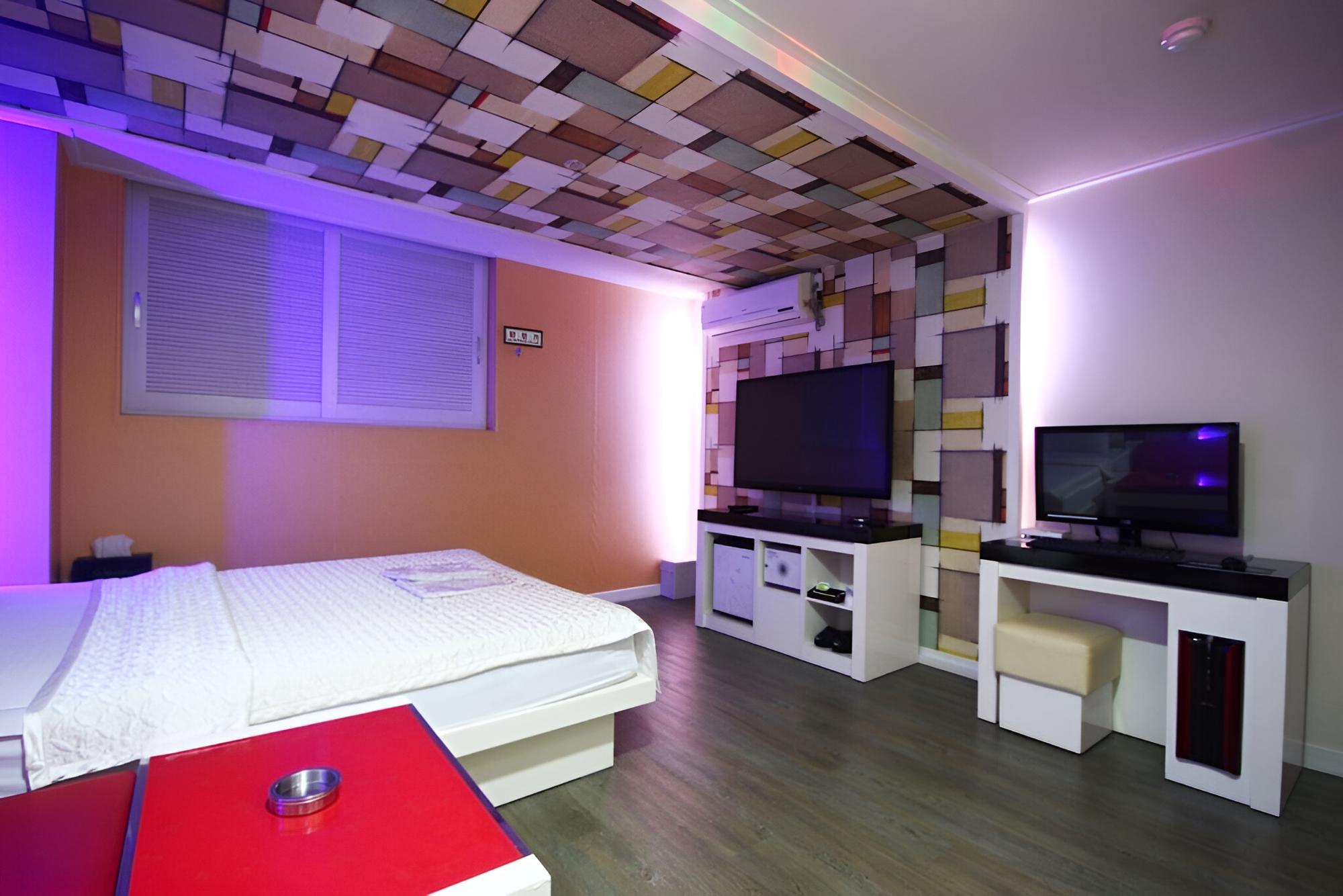 Room (Standard Room (Netflix)) - Photo 3