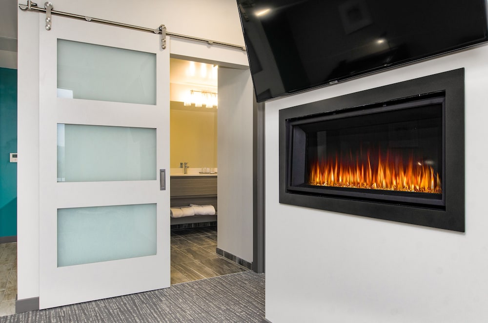 Suite, 1 King Bed, Fireplace, River View (Master Suite with Riverview Balcony a)