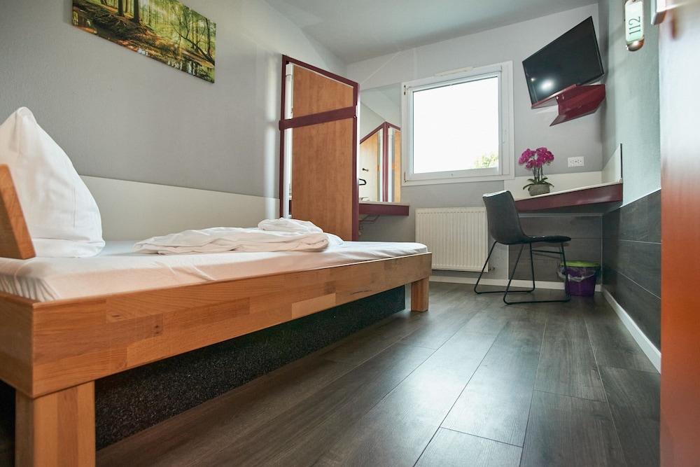 Economy Double Room, 1 Double Bed, Shared Bathroom