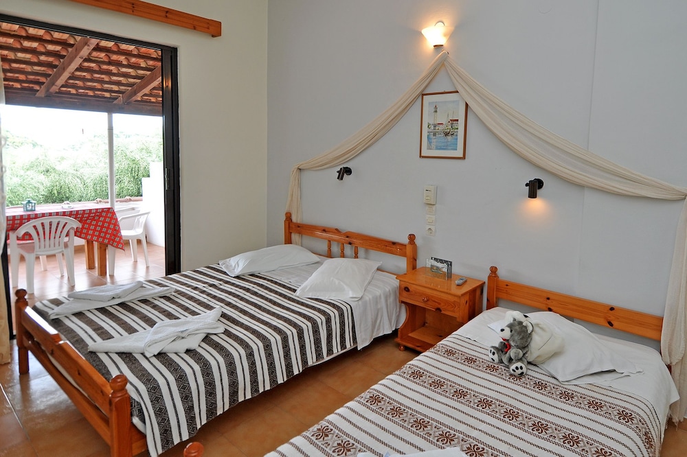 Double Room, 2 Single Beds