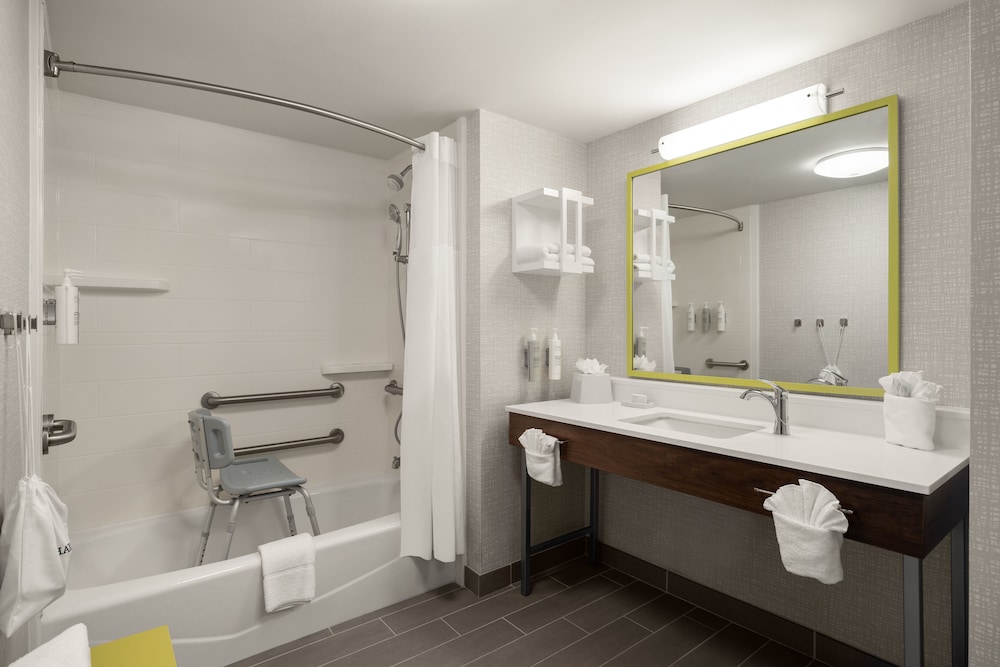 Suite, 1 King Bed, Refrigerator & Microwave - Photo 5