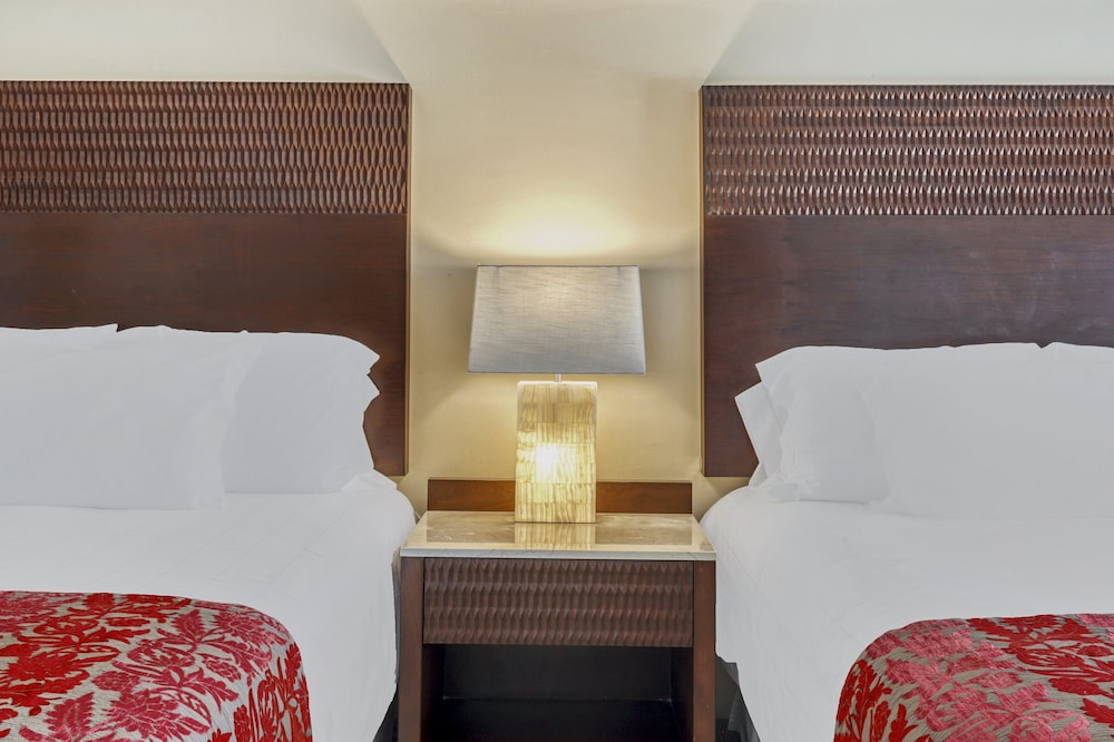 Ocean Front Suite Double (2 Queen) - Photo 3