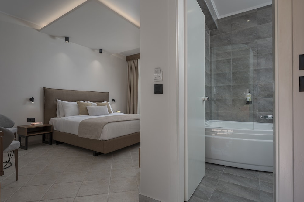 Standard Double Room, Partial Sea View - Photo 3