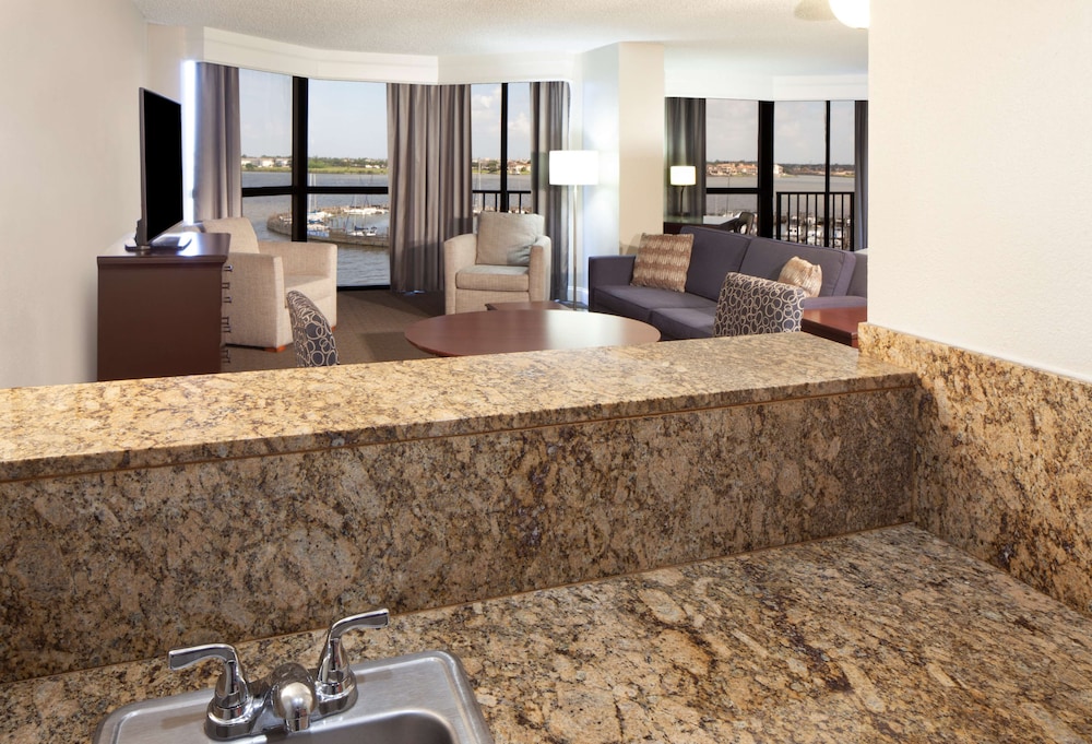 Junior Suite, 1 King Bed (Marina View) - Photo 7