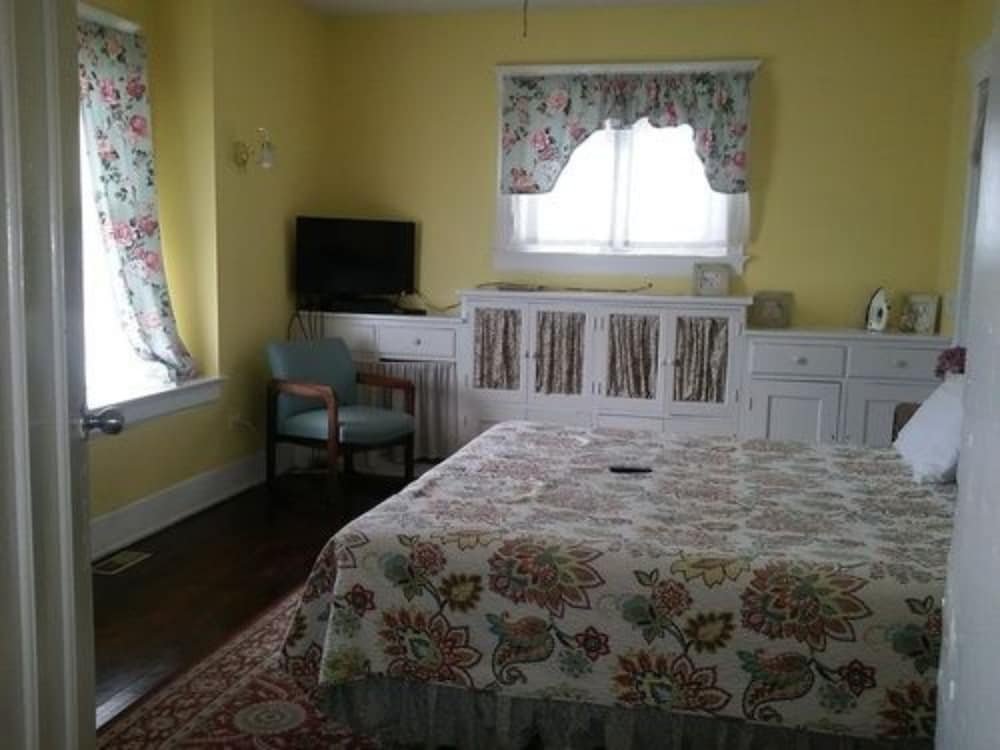 Comfort Double Room Single Use, Private Bathroom (Annie's Suite) photo 2