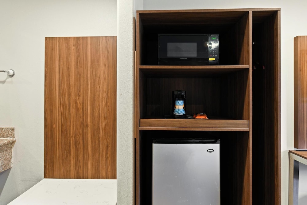 Standard Room, 1 King Bed, Non Smoking, Refrigerator & Microwave - Photo 2