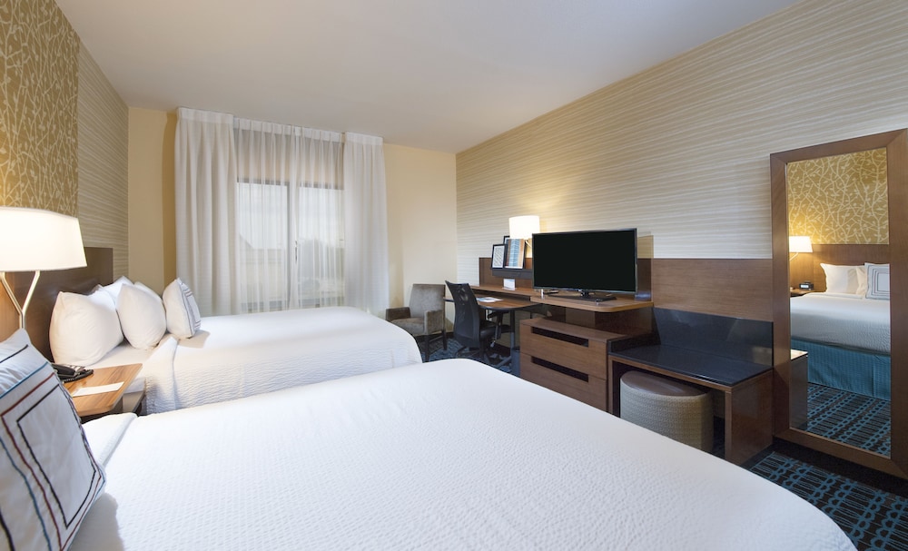 Room, 2 Queen Beds (Mobility Accessible, Tub) photo 2