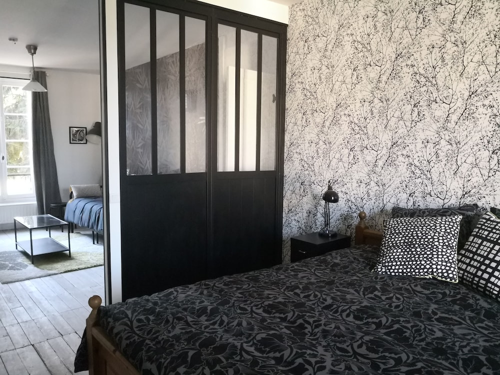 Design Suite, 1 Queen Bed with Sofa bed (Onyx) photo 2
