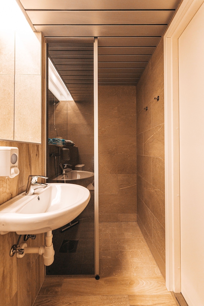 Standard Twin Room - Photo 9