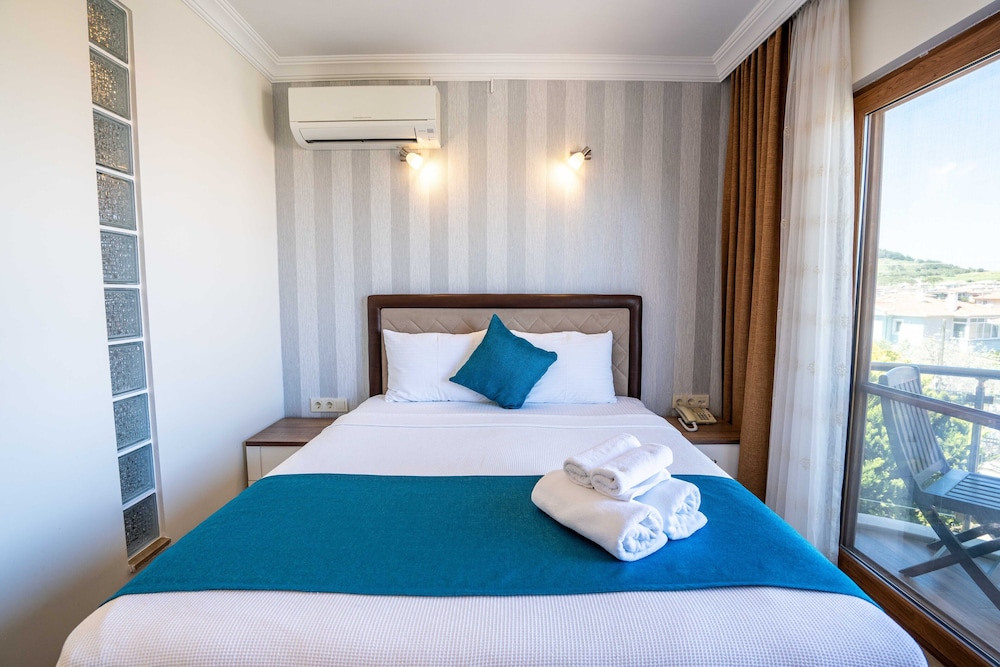 Standard Room With Partial Sea View