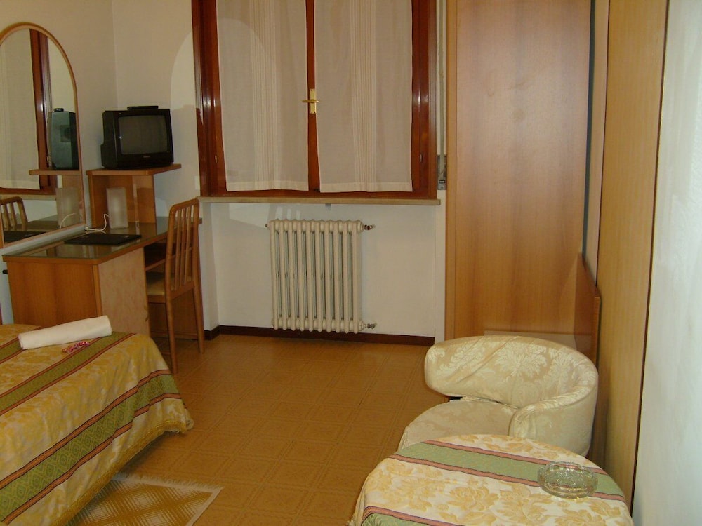 Basic Single Room photo 2