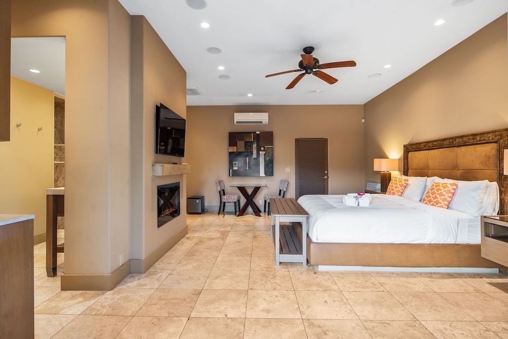 Luxury Suite, Hot Tub, Pool View photo 2