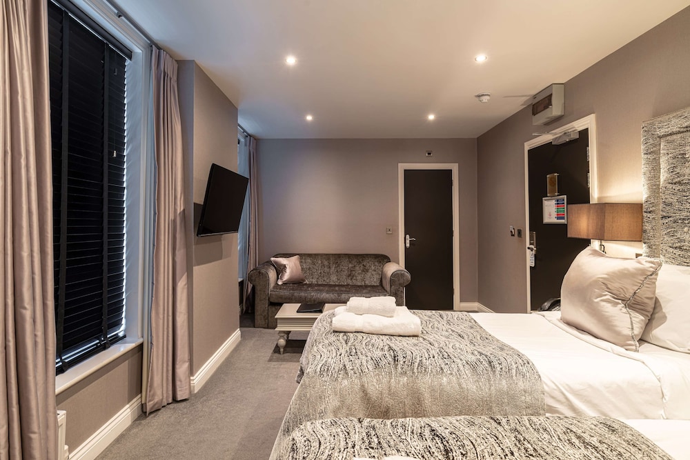 Superior Room, 1 King Bed, Non Smoking (Converts to 2 Twin Beds) - Photo 11