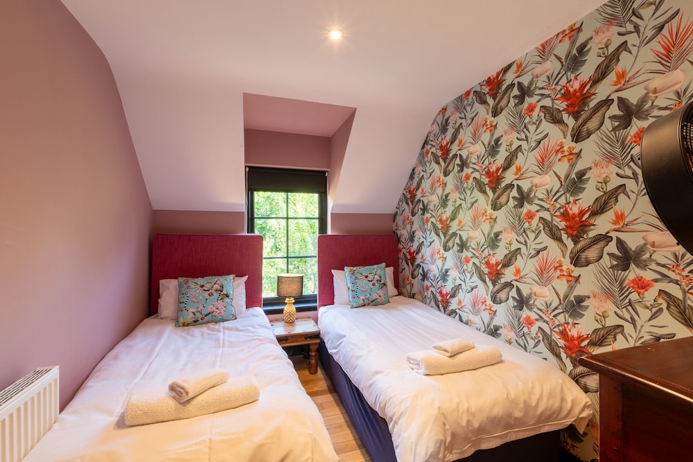 Luxury Cottage, Private Bathroom, Garden View photo 3