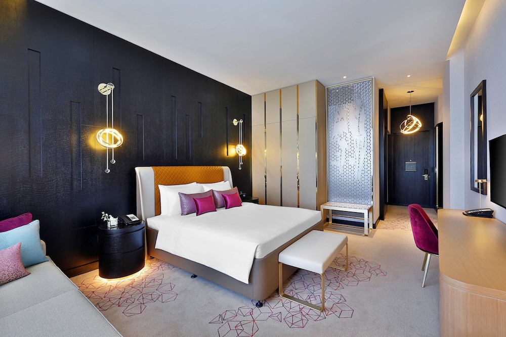 Deluxe Room, 1 King Bed, Accessible photo 2