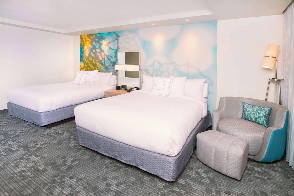 Room, 2 Queen Beds (Mobility Accessible, Tub) photo 2