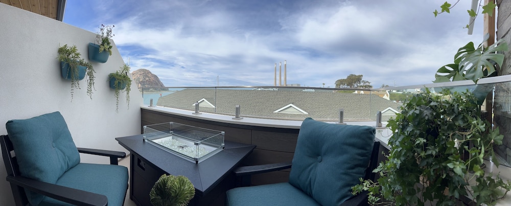 Signature Room, 1 King Bed, Balcony, Ocean View photo 2