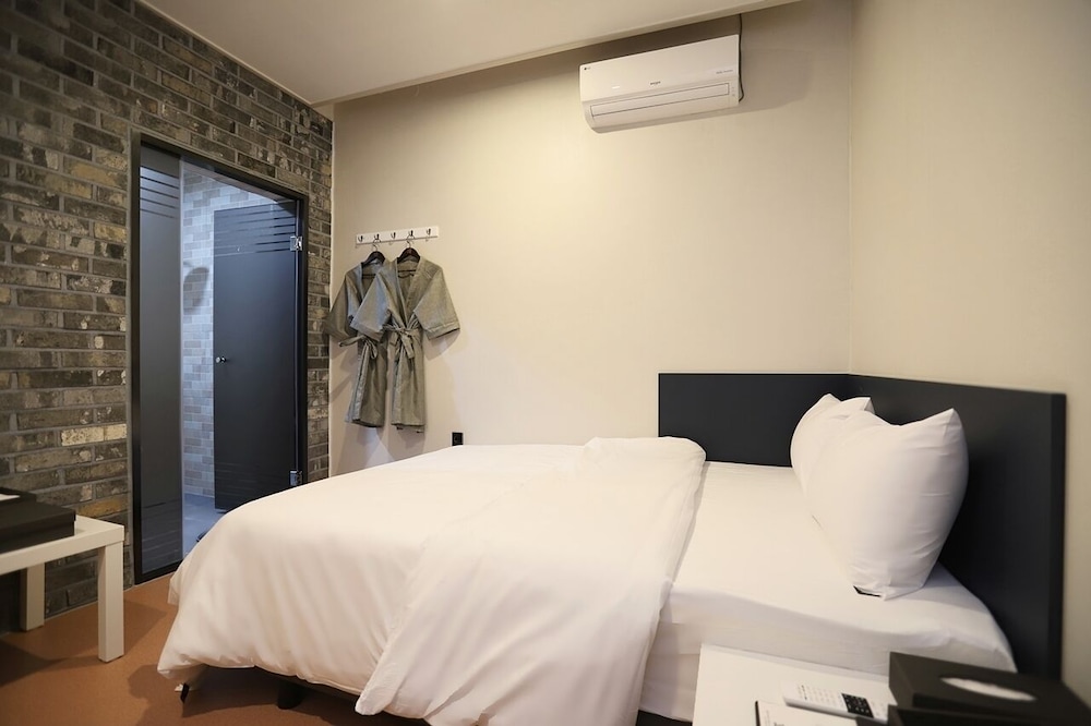 Standard Double Room - Photo 2
