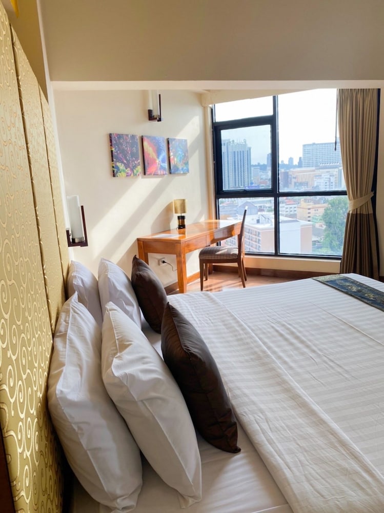 Suite Room - Photo 8