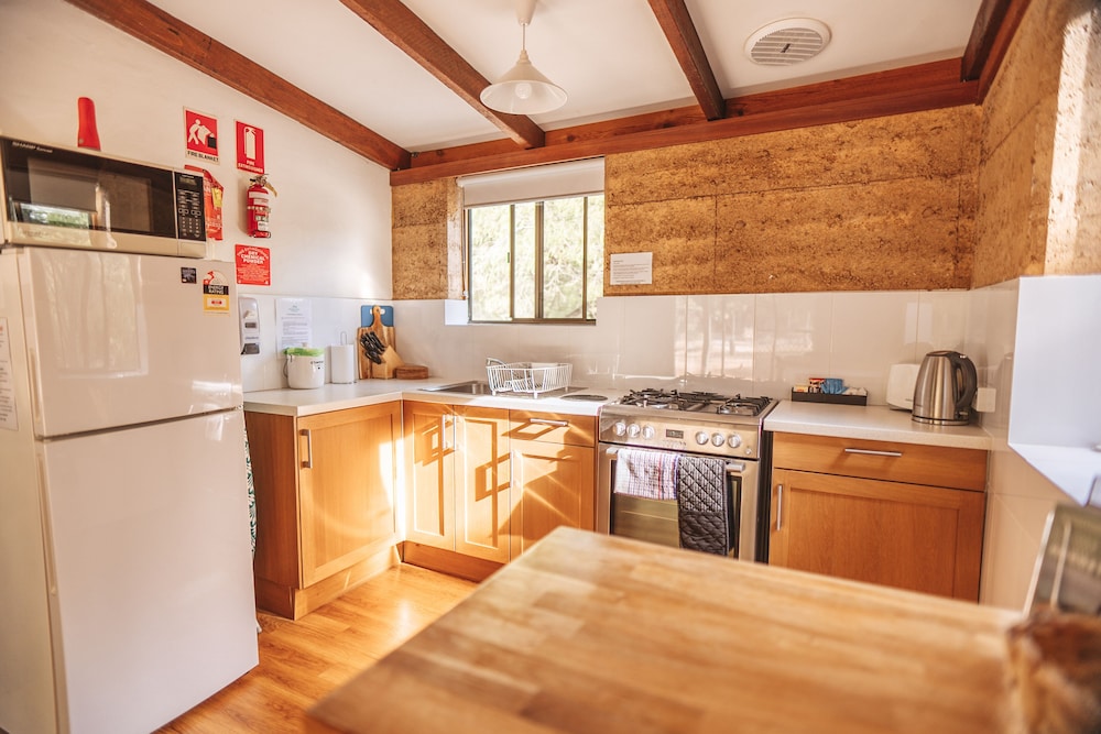 Couples or Small Family Cottage (Air Con in Living Room) photo 2