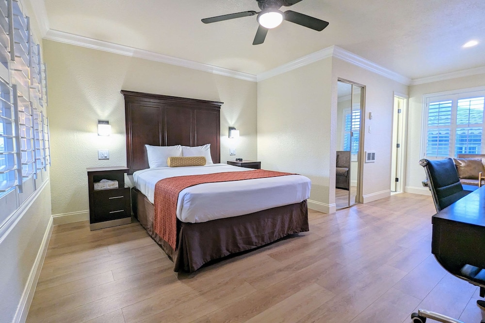 Suite, 1 Queen Bed with Sofa bed, Non Smoking - Photo 1