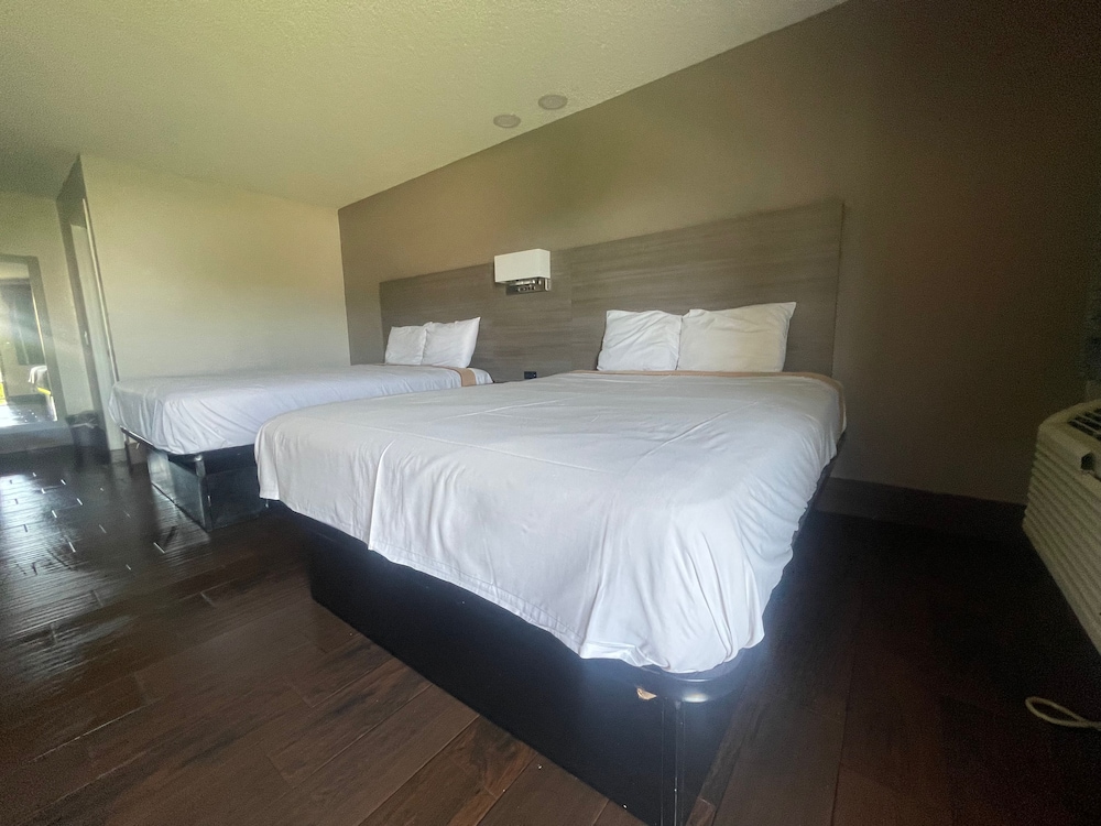 Basic Room, 2 Queen Beds, Smoking photo 1