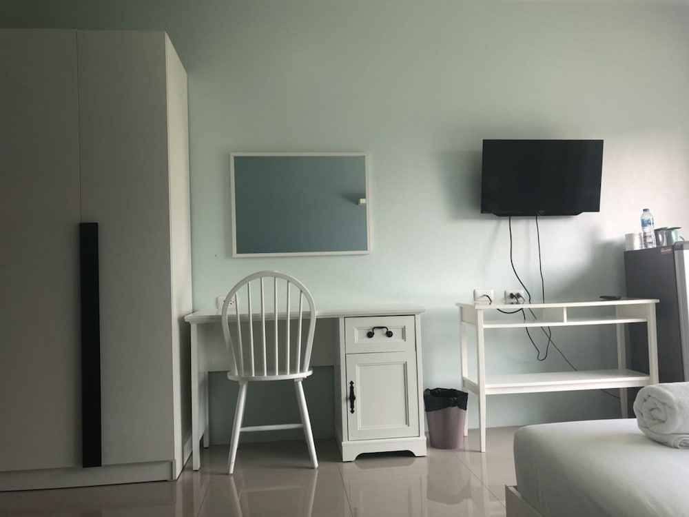 Junior Studio, 1 King Bed with Sofa bed photo 2