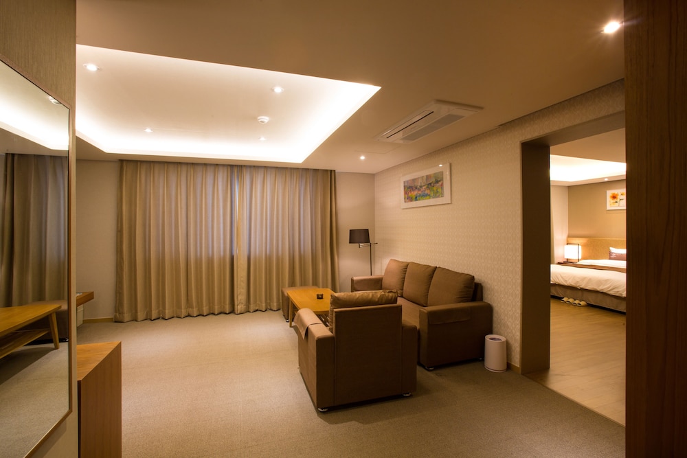 Suite (A) photo 1