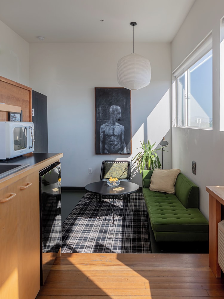 Premier Studio, City View - Photo 5
