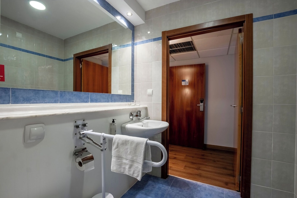 Room - Photo 27