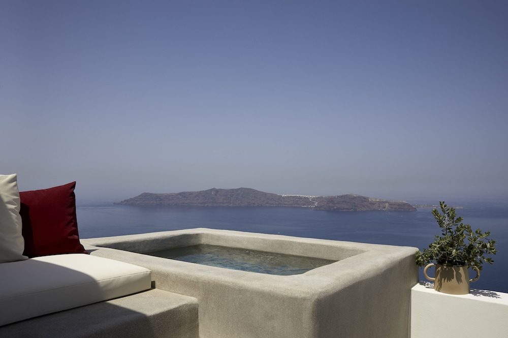 Grace Suite with Plunge Pool and Caldera View - Photo 3