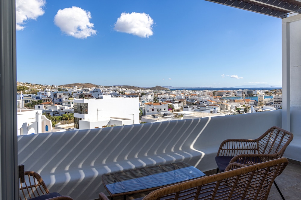 Deluxe Suite with Panoramic Sea View - Photo 16