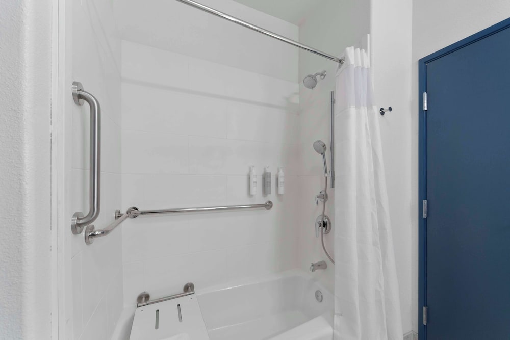 Room, 1 King Bed, Accessible, Bathtub (Mobility) - Photo 2