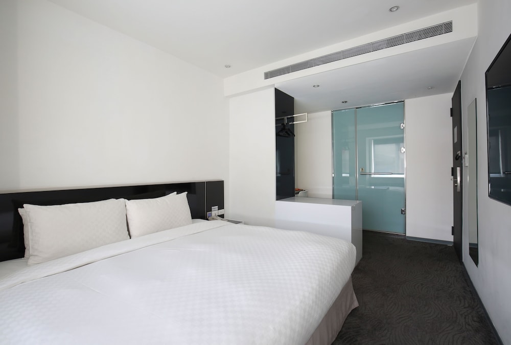 Deluxe Room, 1 Queen Bed, City View photo 3