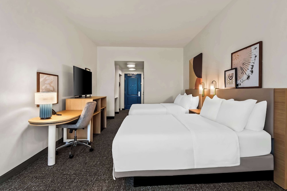 Room, 2 Queen Beds - Photo 9