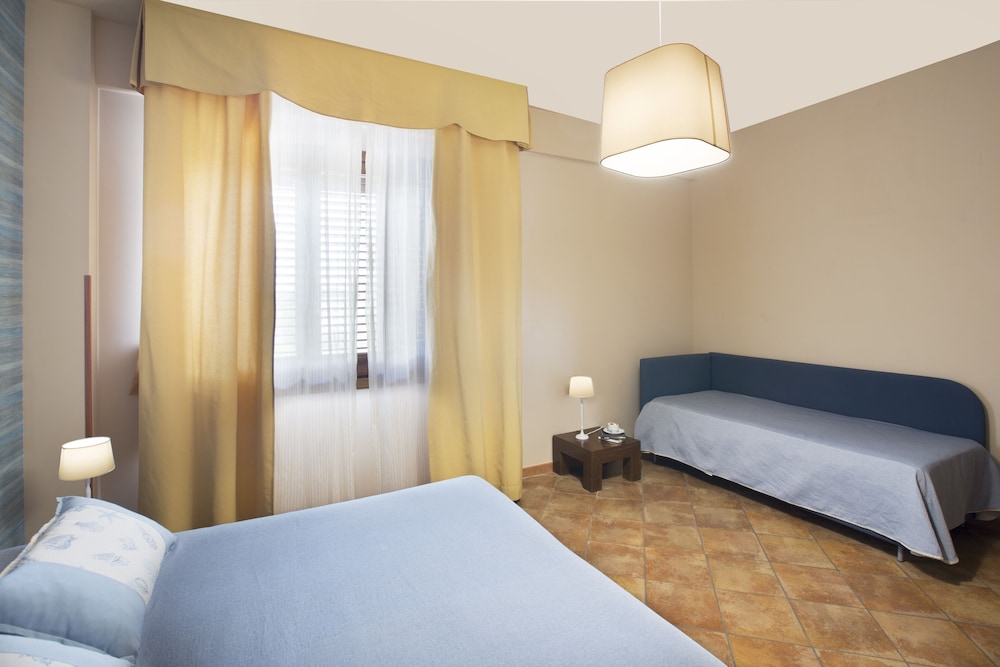 Economy Triple Room photo 1