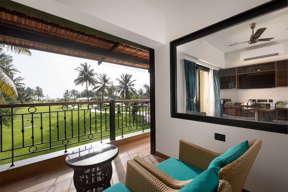 Junior Suite, Club Lounge Access, Pool View photo 1