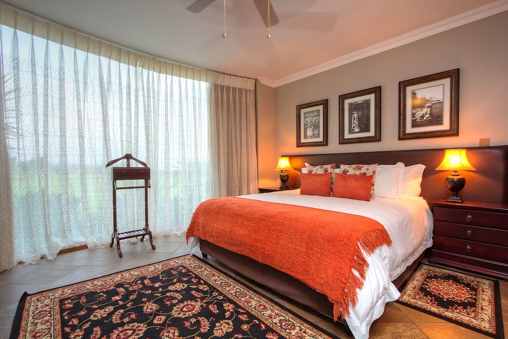 Executive King Room with shower and bath photo 1