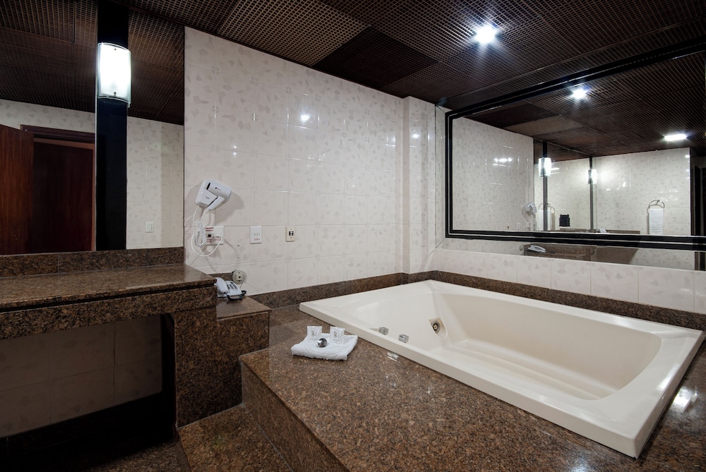 Premium Suite, 2 Queen Beds - Photo 3