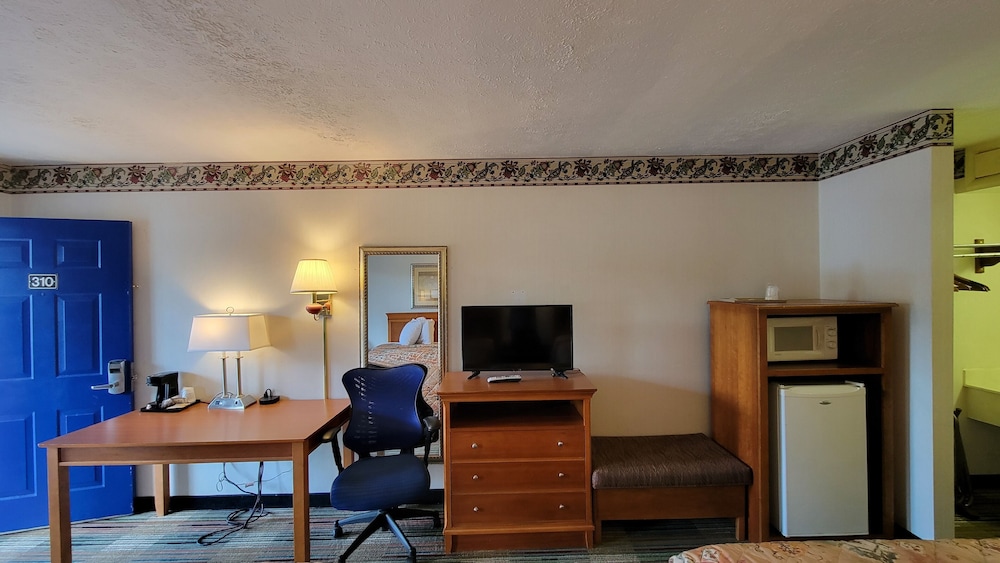 Classic Room, 1 King Bed, Non Smoking, Jetted Tub photo 2