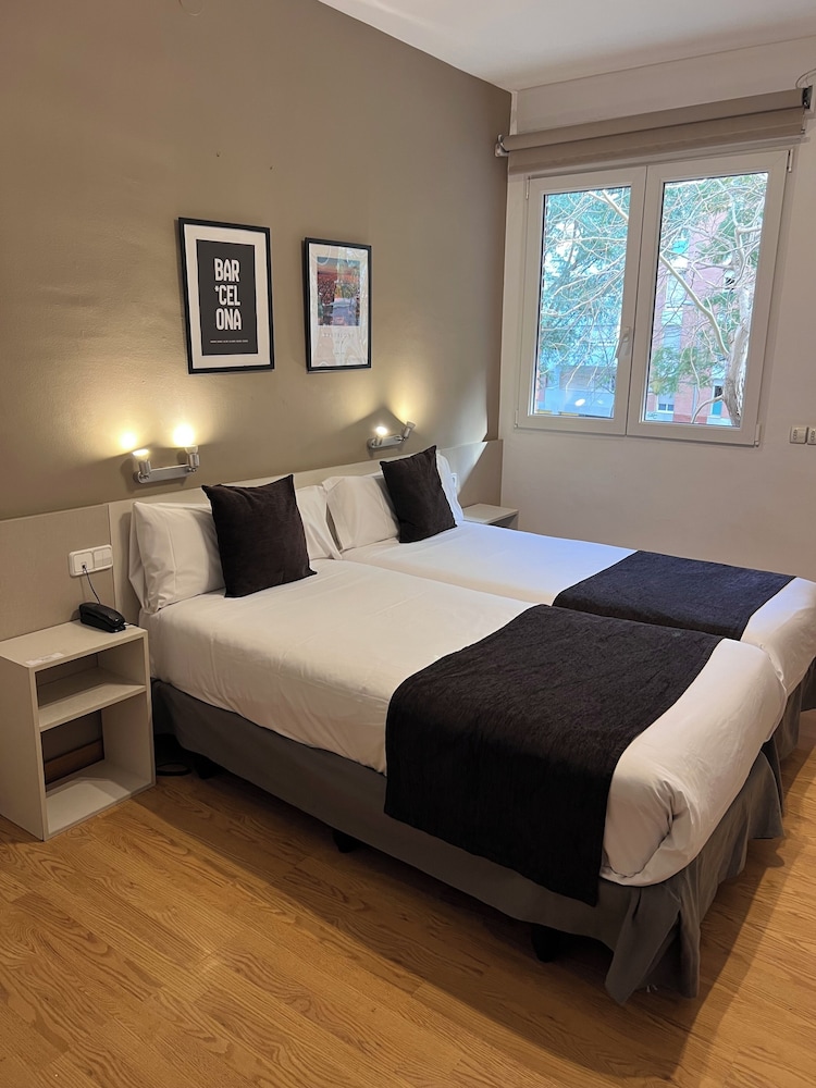 Double 2 beds and extra bed photo 2
