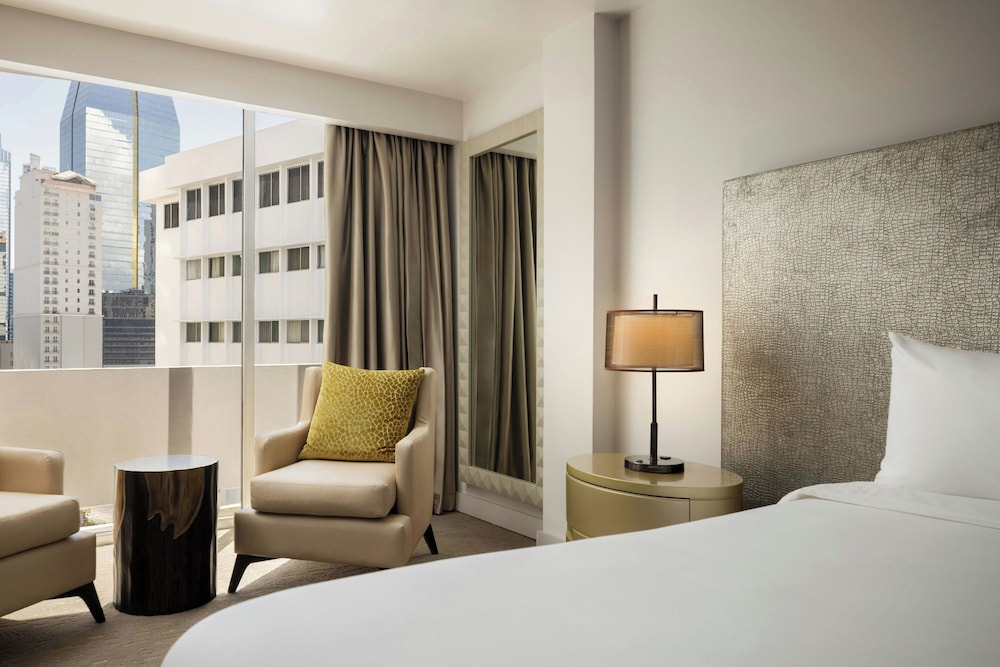 Deluxe Room, 1 King Bed - Photo 3