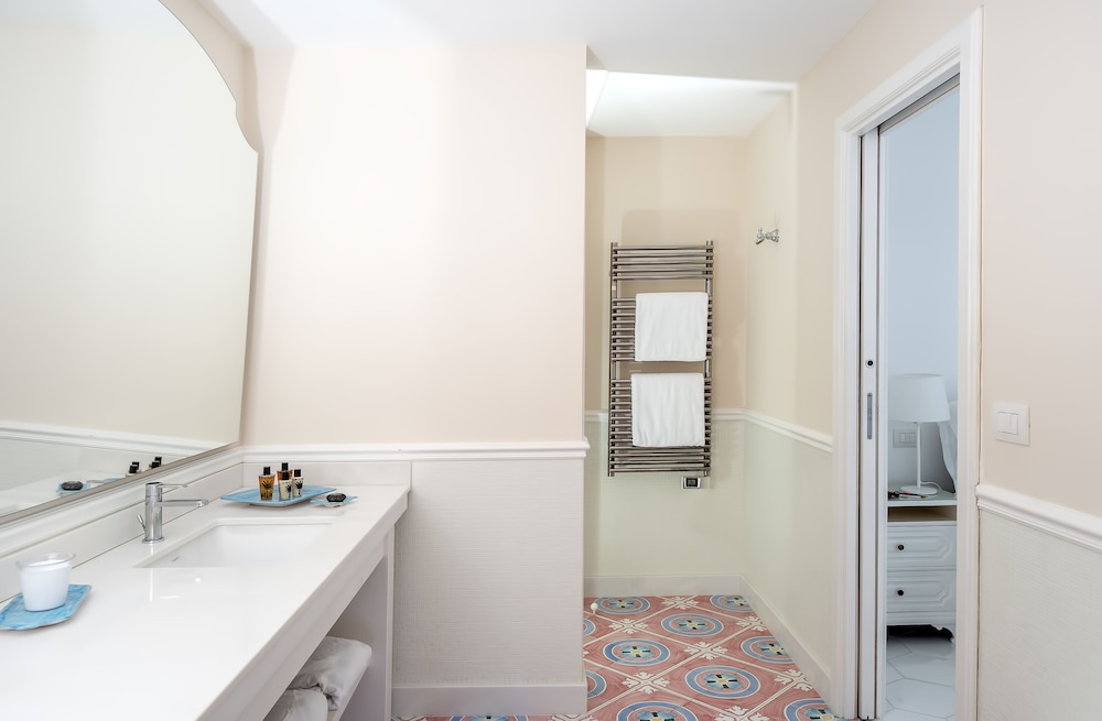 Elite Suite, Hot Tub, Sea View - Photo 9