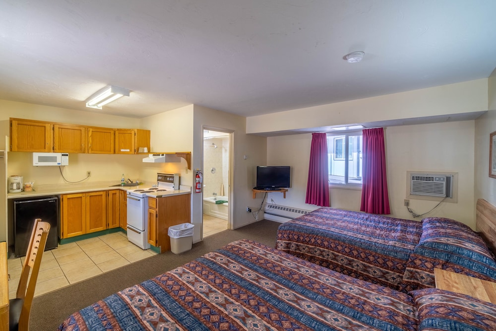 Room, 2 Queen Beds, Non Smoking, Kitchenette