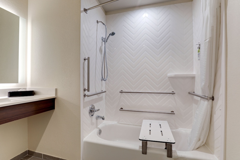 Standard Room, 1 King Bed, Accessible (Communications, Accessible Tub) - Photo 6