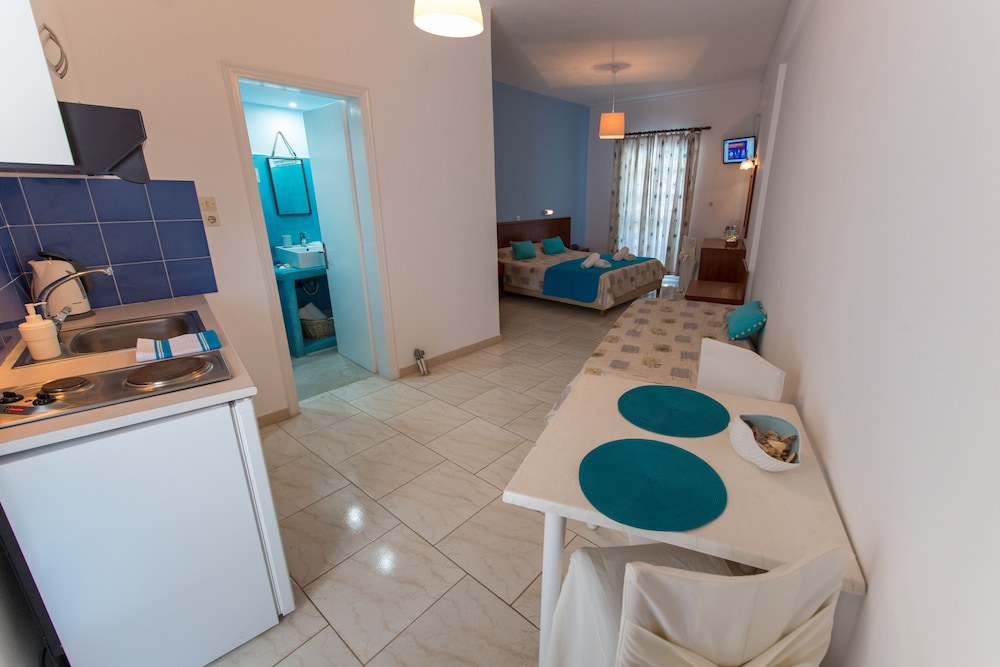 Basic Room, 2 Twin Beds, Pool View photo 2