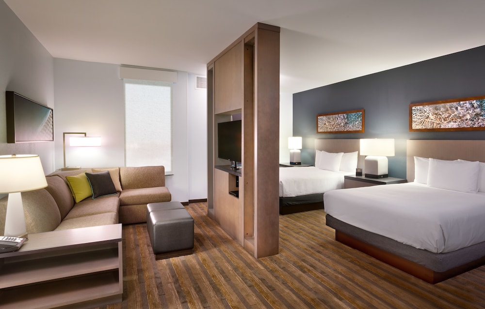 Room (2 Queen Beds & 1 Sofabed, Expanded) photo 1