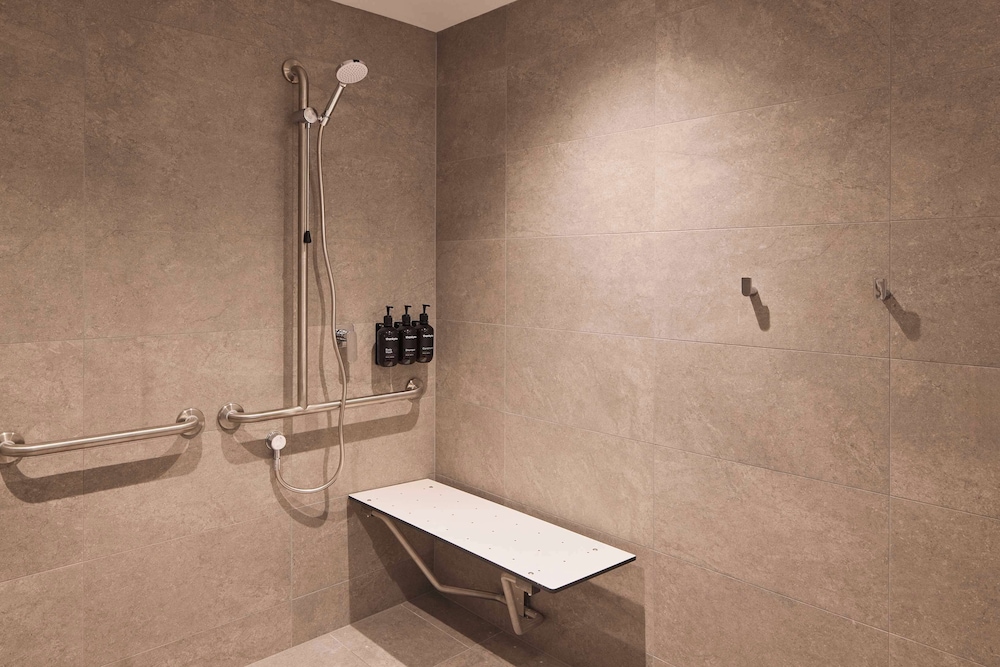 Standard King Room - Accessible Room - Photo 5